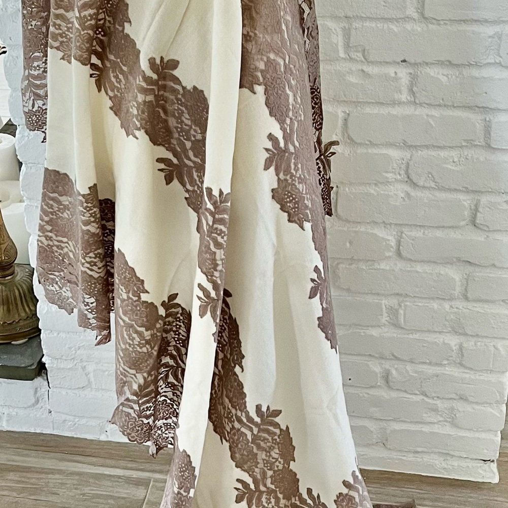 BEAUTIFUL NEW CREAM CASHMERE AND TAUPE LACE